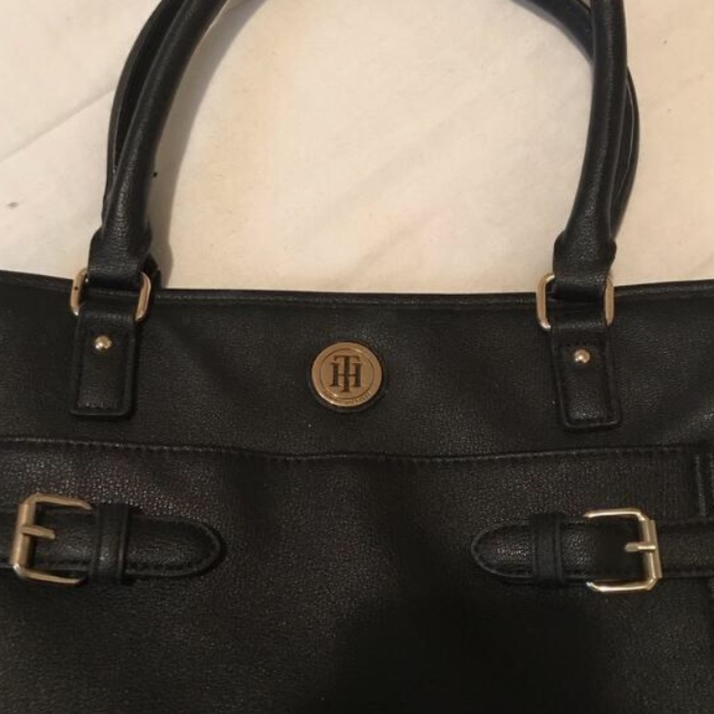 Black tommy hilfigier bag